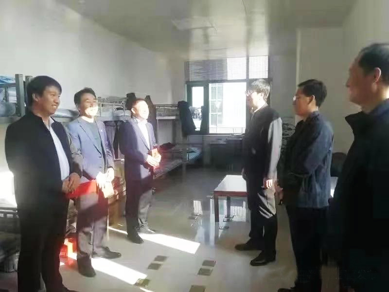 工業(yè)園區(qū)管委會、泓源公司慰問園區(qū)機關(guān)保安門衛(wèi)等一線人員(圖2)