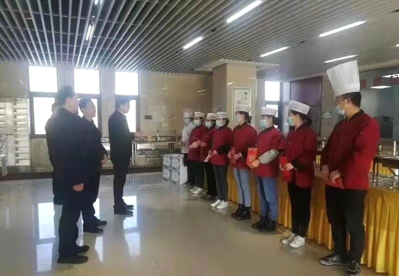 工業(yè)園區(qū)管委會、泓源公司慰問園區(qū)機關(guān)保安門衛(wèi)等一線人員(圖3)